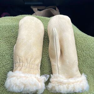 Deerskin kids mittens. New super nice and warm.